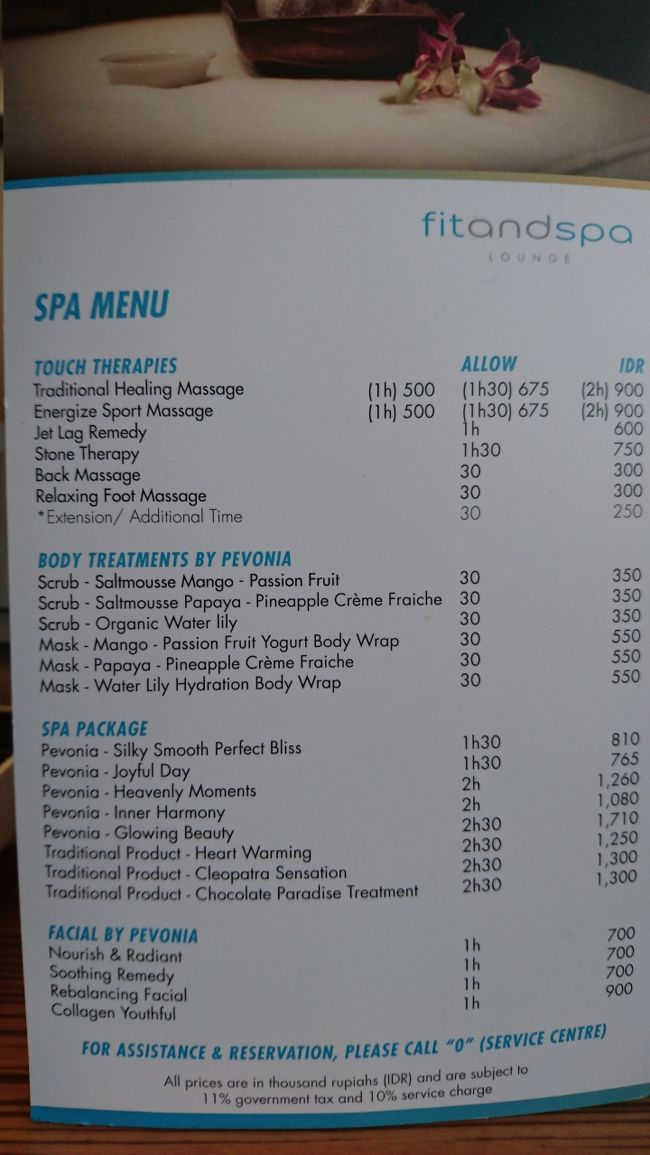 ベッドサイドのテーブルにはSpaのメニューがありました。