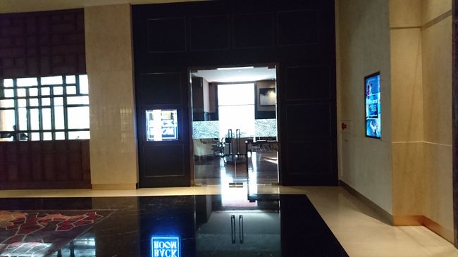 さて、お部屋で十分休息したので<br />プールに行ってみることにしました。