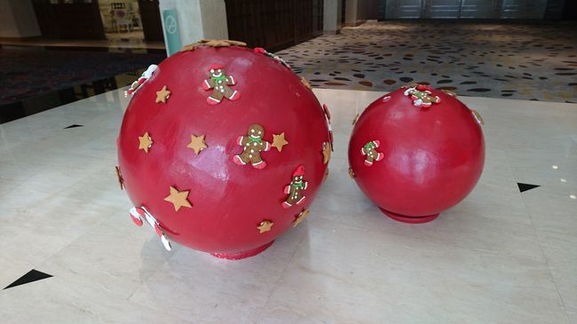 ついでにホテル内を散策します。<br />赤い球体にXmasの飾りつけが<br />されていました。