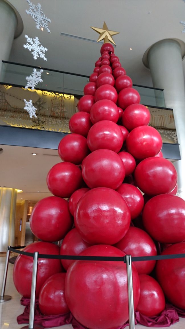 素敵なXmasツリーがありました。<br />旧ホテル日航だからツリーも赤？
