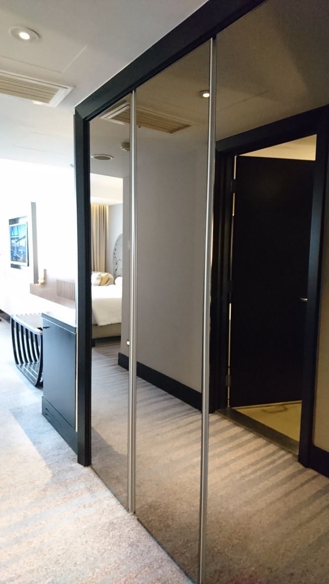 ミラーの引き戸でお部屋もスッキリ。<br /><br />この時学習したのは、<br />「ミラーって引き戸になっている場合がある」<br />ということです。これは後日役立ちました。<br /><br />こちらのものはクローゼットだと一目でわかる<br />造りですが、他のホテルで宿泊した時は、全く<br />わからない造りとなっていました。<br />その時は幾つもあるクローゼットを開けてみた<br />ものの、スリッパを見つけることが出来ず<br />「スイートルームでも設置忘れがあるんだ」と<br />思ったのですが、この時の経験をハッと思い出し、<br />壁の大鏡に手を掛けたら、そこもクローゼットで<br />スリッパはここだった、という風に役に立ったのです。