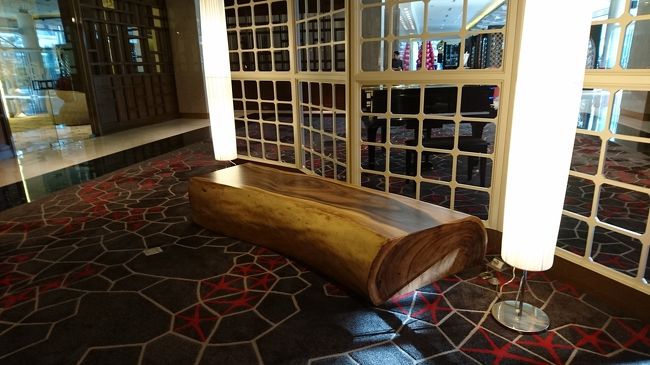 このドッシリとした無垢の大きなベンチ、<br />欲しいです。<br />テーブルになりそうな位の大きさなので<br />持ち帰っても置き場所がありませんが。