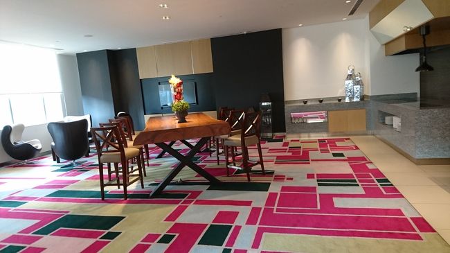 やたら広いスペースにテーブル、そして<br />奥にはソファ。洒落ているのですが、<br />空間を持て余している感がありました。