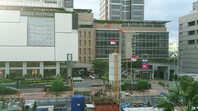 表通りの向かいには<br />大型ブランドショップがありました。