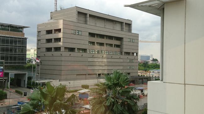 ホテル前に日本大使館が見えました。<br />見るからに堅固そうな建物です。<br />低層階には窓は無く<br />要塞構造となっているのが外観からも<br />伺えました。