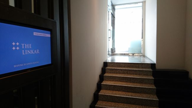 プールはいったいどちらなんだろう？<br />ここっぽいですが･･･<br />惜しい、ドアが開きませんでした。