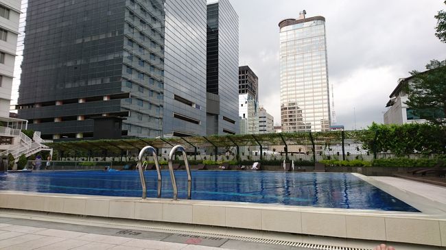 早速水着に着替え、プールサイドでゴロゴロ。