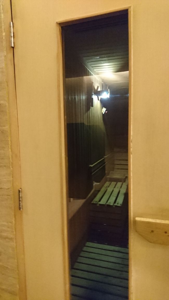 サウナルームです。<br />日本に良く見受けられる水分べちゃべちゃではなく、<br />湿気が無く室温の高いサウナでした。気持ちいいです。