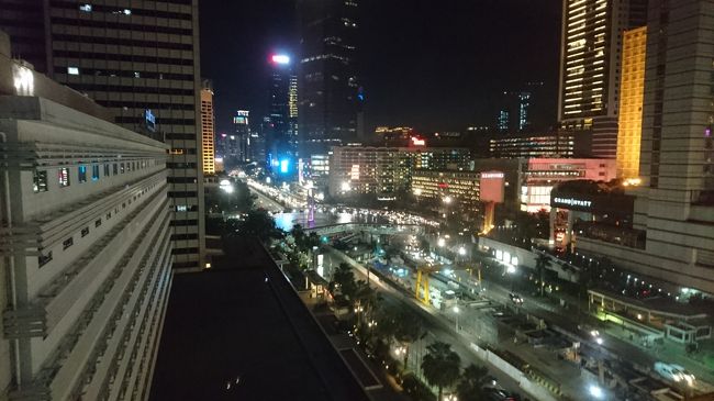 外はすっかり夜の景色となっていました。<br />お部屋に戻るつもりでしたが、プールからそのまま<br />エグゼクティブラウンジに立ち寄ることにしました。