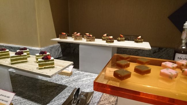 ケーキとローカルスイーツ。<br />和菓子のルーツはこちらなのでしょうか。<br />よく似ています。