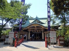 須賀神社は四谷十八ヵ町の鎮守様。

もとは稲荷神社で赤坂・一ツ木村にあったのが、1634年、江戸城の外堀を作るため、代替地として現在地に移されたと言われています。
一ツ木村とはおそらく現在の赤坂見附辺り。

1643年に神田明神社内に祀られていた日本橋伝馬町の守護神（須佐之男命）を合祀し、御両社として祀る様になったそう。四谷天王社として親しまれ、現在名は明治維新後から。

こちらの拝殿の中に飾られている江戸時代に描かれた「三十六歌仙繪」は、戦時中の災火を免れ、新宿区の文化財となっているそうです。

写真をうまく撮れなかったけれど、レプリカと解説が左手に掲示されていました。