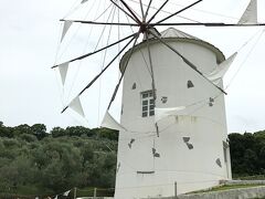 よし、じゃあそろそろ移動しようか。
一徳庵最寄りの『芦の浦』から『オリーブ公園口』まで約20分。

バス停前の坂道を登ったら、こんな素敵な風車がー！
絶好の撮影スポットで、海外からの団体客でごった返していましたｗ
ていうか、日本人我々だけ…あれ？ココ海外かな？？