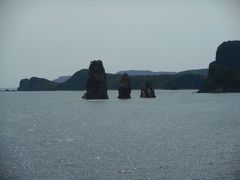 大中小と３つの岩が並んでいる。三郎岩か