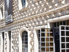 うわ~~~~
なんだか目が回っちゃいそうな壁。
とがっているから「くちばしの家」と呼ばれているそうです。