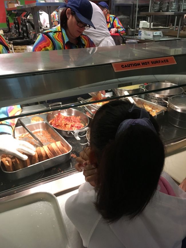 ホテルのフードコートで朝食♪