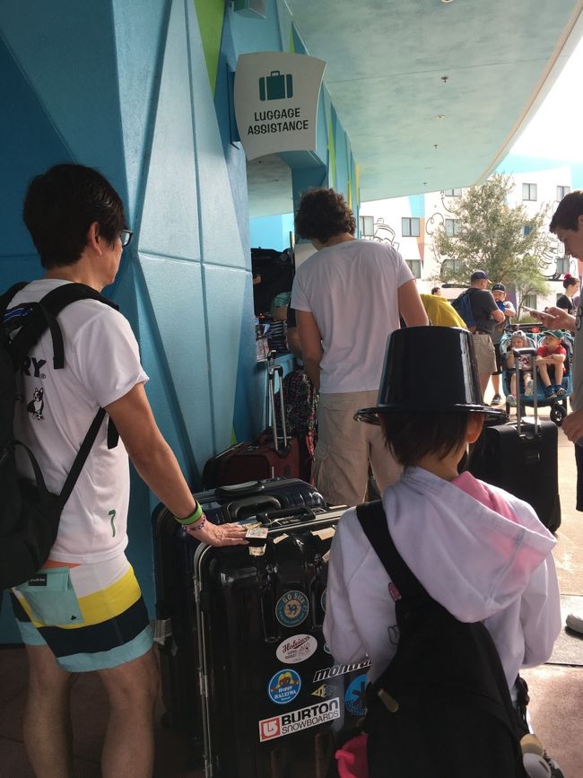 フロント出て左手に預かってもらえる場所がありました。