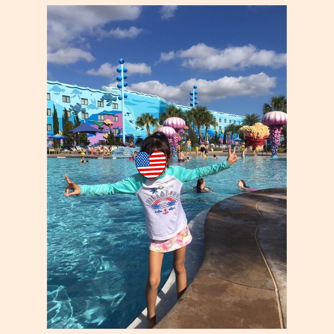 プール日和♪に見えるけど、実は少しだけ寒いみたいです。笑<br />普通にいる分にはタンクトップでいられるんだけど、水に入って上がるとやっぱり寒いらしい。。笑  温暖な気候なんだろうけど、、冬だからさすがにフロリダでも寒いのか。笑