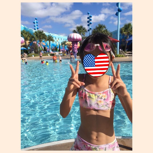 天気も良くなってプール日和♪<br /><br />このプール、、<br />水中にスピーカーが着いていて、、<br /><br />潜ると音楽が聴けちゃうという！！<br /><br />娘もパパも潜ったので聴いたらしいけど、、<br />私は水中には入らず聴けなかったので、、<br /><br />代わりに防水のハンディーカムを入れて、再生してみました♪<br /><br />ほんとに音楽が聴けちゃった～笑<br /><br />面白～い♪