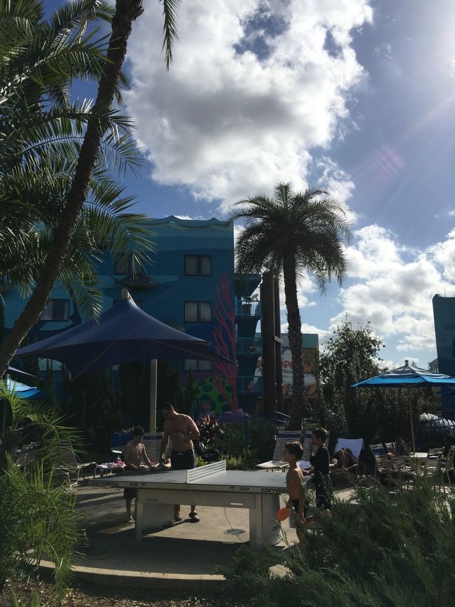 プールサイドにこんなものが置いてありました♪  卓球台!!