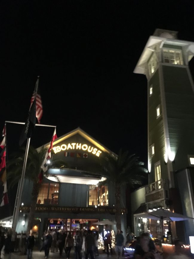 反対側のエリアまで歩くのも大変なんで船に乗って行こうと乗り場を探したんだけど、、<br /><br />結局見つからず、、<br /><br />仕方なく歩く。。笑