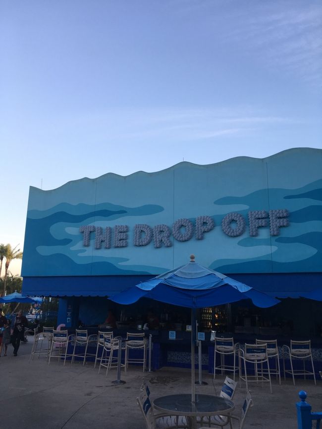 こちらは、プールサイドにあるバー？だったかな？