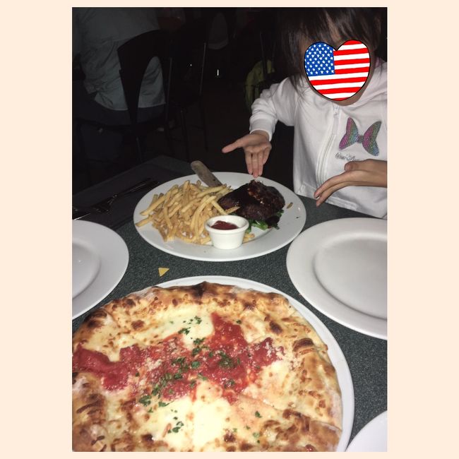 色んなメニューの中から、ピザと娘の大好きなお肉と、、<br /><br />美味しかったです♪