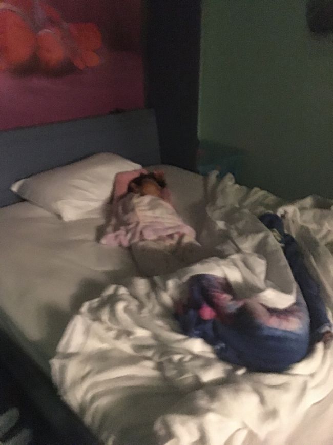 今日の娘のベッドはニモ～♪