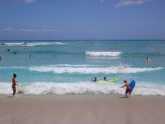 ハワイ・ワイキキ『モアナ サーフライダー ウェスティン リゾート＆スパ』前の
ビーチの写真。

波がいい感じです。