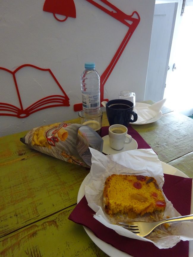 リスボンのコンフェイタリア・ナシオナルで買っておいた<br />パウンドケーキととんがりコーンで小腹を満たし…<br /><br />概ねお昼かな？<br /><br />その珈琲はだな<br />タブレットの珈琲マシーンがあって<br />使い方がわからないものの、<br />なんとなく適当にセットして<br />適当に押したところだな、<br />１杯目＝ぬるいお湯でドリップされ<br />２杯目＝まあまあのが入ったが<br />３杯目＝お湯が止まらず出続けたものをマグカップで受けた<br />で、その後もお湯が止まらないので、無理やり電源オフしました<br />（〓´ω｀〓）<br />２杯目をいただいた。。。