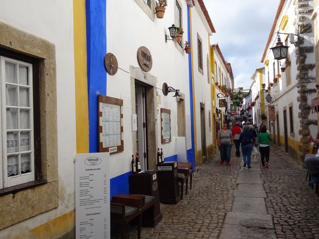 土産物屋が立ち並ぶメインストリート