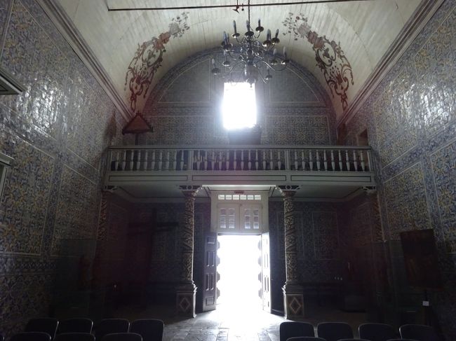 …の脇の坂を下ったところにある<br />小さい別な教会