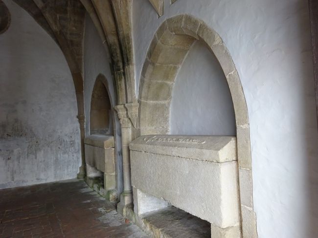 どなたかの棺だろうか(〓・(∵○∵)・〓)<br />中はどうなっているんだろう。。。<br /><br />今でも、火葬しない地域もあるようだけれど<br />こういうのって…<br />土葬でもないし…<br />どうなってるんだろう？