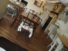 可愛いティーサロンを見つけられたので、勇気を出して入ってみました！！！

お店の御主人と目があったら、ニカッと笑って「ハロー！ウェルカム！！！」と温かく迎え入れてくれました。

ここにして良かったー！！！(*´∀`)♪と心の底から思いました(笑)