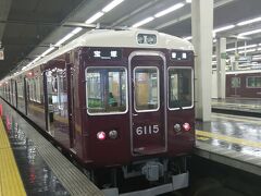 4時半に起き支度して阪急梅田駅へ。ホームにはすでに電車が停まっていました。