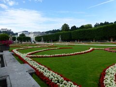 ミラベルプラッツでバスを降りて、ミラベル宮殿を見学します。
庭園の方はザルツブルクに来るたびに見学コースに入っていますが、宮殿は公開日程の関係で一度も見学できずにいました。

夏の庭園はお花で本当にきれいです。