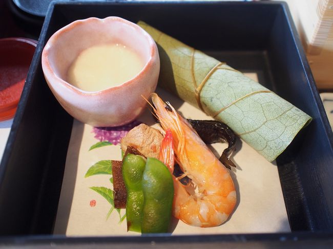 １段目<br /><br />柿の葉寿司<br /><br />山芋とろろ<br /><br />干し柿<br /><br />柚餅子<br /><br />虹鱒山椒煮<br /><br />海老紫煮<br /><br />枝豆<br /><br />虹鱒が特においしかったです<br />