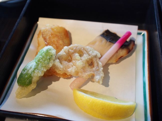 ３段目<br /><br />鰆味噌焼き<br /><br />白身魚のみじん粉揚<br /><br />揚げ野菜　<br /><br />はじかみ<br /><br />桜の葉のお塩でいただきました