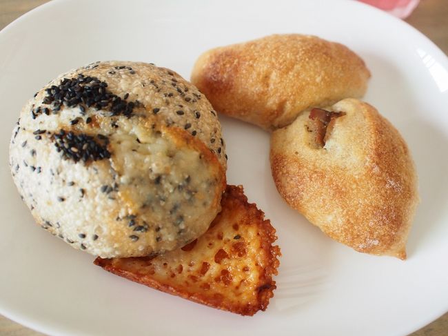 右：ベーコンエピ<br />母が半分食べちゃったあとの写真<br />本当はもっと長いです＾＾；；<br /><br />左：ゴマチーズパン<br />ゴマとチーズでおいしいパンでした