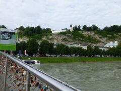 マカルト橋には南京錠がいっぱいです。ザルツァッハ川と昨日登ったメンヒスベルクの丘。