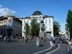 真っすぐ歩いてきたらメインのプレシェーレノフ広場へ。
広場の名前にもなっているフランツェ・プレシェーレンは、
スロヴェニア人なら誰もが知っている詩人だとか。写真中央右の銅像の人ね。
