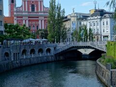 三本橋の一本南側の橋から撮った街並み。
街の真ん中にリュブリャニツァ川が流れており、川の右岸側が旧市街。