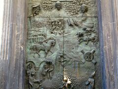 聖ニコラオス大聖堂のドアの彫刻がスゴイ。