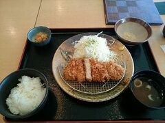 羽田より庄内空港まで約1時間。
アポの時間まで少し間があるのでおひるごはん。
平田牧場の空港店でお昼の定食。