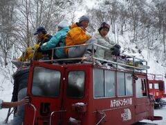 送迎は宿の雪上車
乗り切れないので屋根に乗ったら、宿の支配人から｢危ない！｣と大目玉