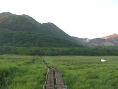 写真はタデ原湿原です。登山ルートはこの湿原に架かる木道を進みます。
現在5時30分すでに周囲は明るくなっており、早朝の湿原は少し肌寒いくらいでした。朝の天気は晴れ、雲一つありません。この調子だと今日一日天気は持ちそうです。
タデ原湿原は山岳地域に形成された中間湿地としては国内最大級で坊がつる湿原とともにラムサール条約に登録されました。
この湿原には多くの花が咲くそうですが、木道の近くで見た記憶はありません。広い湿原なので花が咲く場所は別の所なのでしょう。