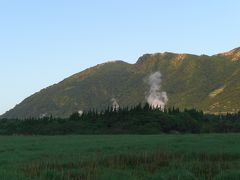 こちらは黒岩山（1503ｍ）方面、温泉の湯煙りが立ち上っています。九重連山の周囲には多くの温泉がありますがここは長者原温泉、ホテルや保養所など宿泊施設の温泉は日帰り温泉として利用することができます。
