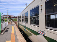 男鹿半島の玄関口、男鹿駅には13:05に着いた。
ローカル線の終着駅は、旅人の心をくすぐるものがある。

予報では雨だったのだが、青空が広がっていた。