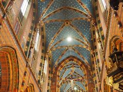 聖マリア教会は13世紀初めに建造されたゴシック様式の建物で、その歴史的価値から1978年には「クラクフ歴史地区」として世界遺産にも登録されているそう。 

中は雨宿りの観光客も多く、混み合ってるな。
天井やモチーフが美しい。奥まで立体的に見える天井がとっても気になる。