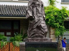 魯迅の銅像です。

向こうが魯迅記念館です。