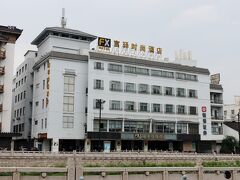 楽橋駅をでた所に今回お世話になったホテルがあります。

ＦＸホテル Guan Quian SUZHOUです。